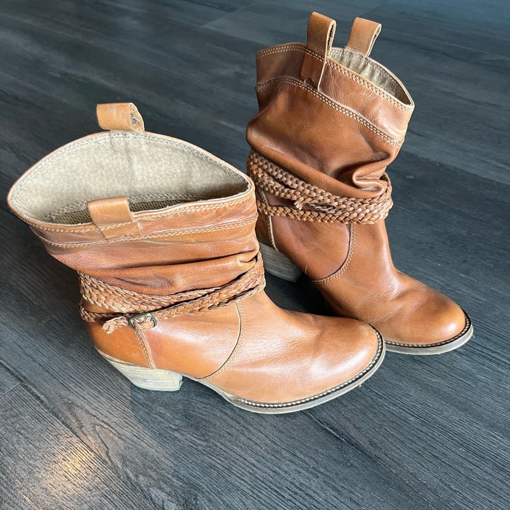 Dingo Women’s Twisted Sister Slouch Boots. Size 7.5